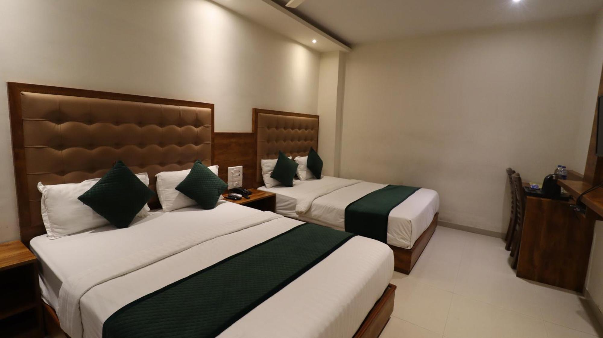 Hotel Bkc Garden - Near Us Embassy Bkc Мумбай Екстериор снимка