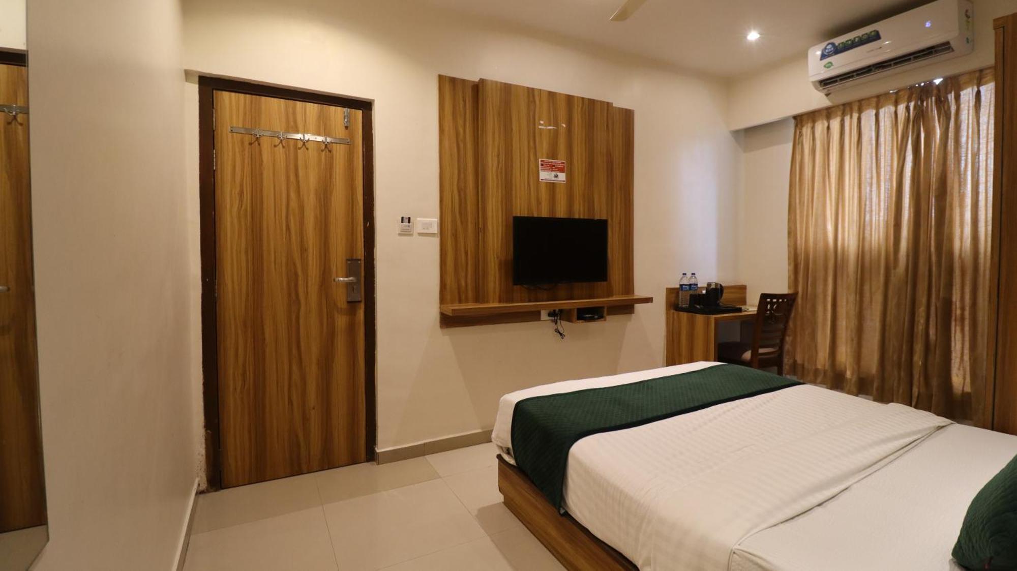Hotel Bkc Garden - Near Us Embassy Bkc Мумбай Екстериор снимка