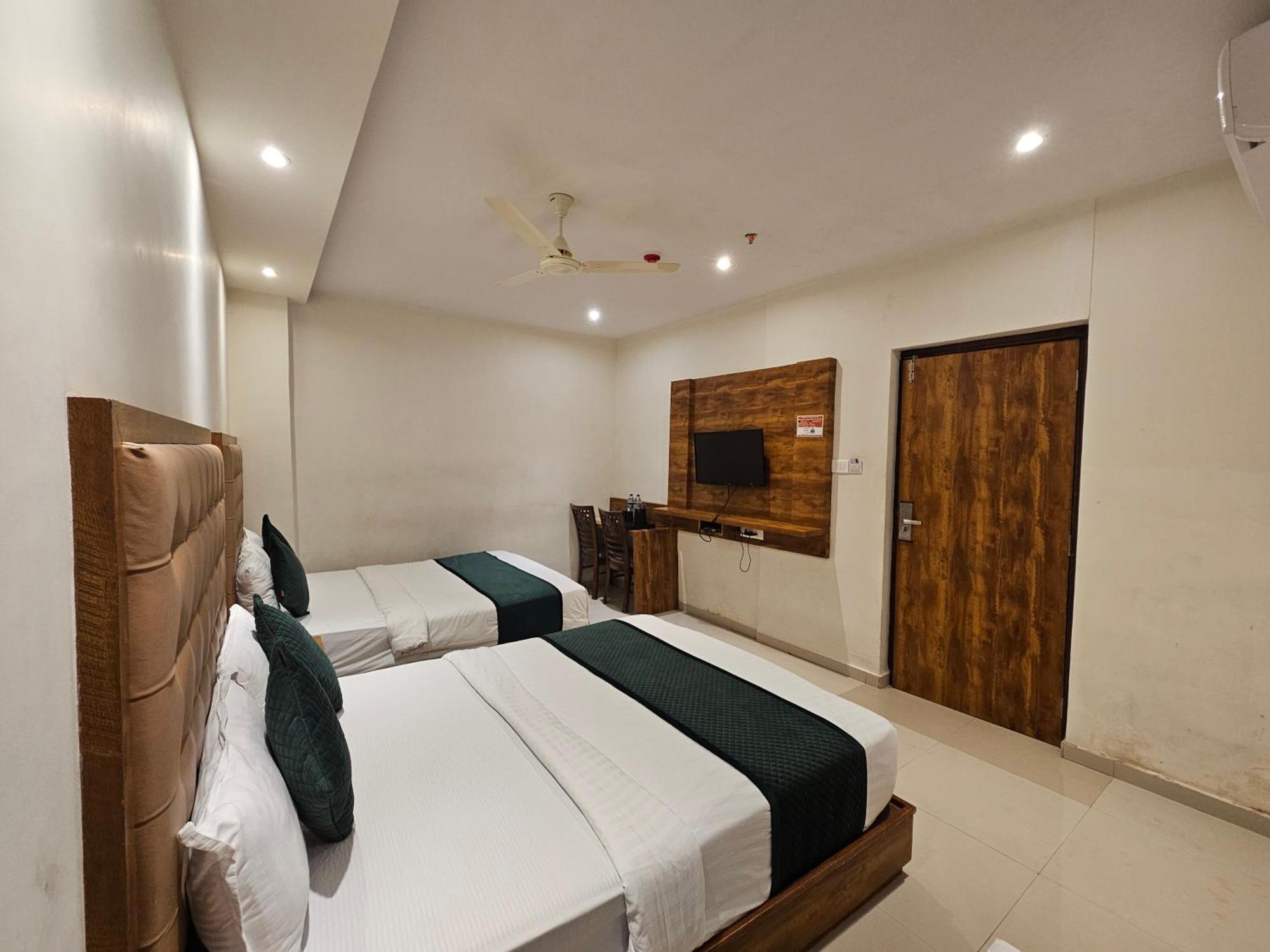 Hotel Bkc Garden - Near Us Embassy Bkc Мумбай Екстериор снимка