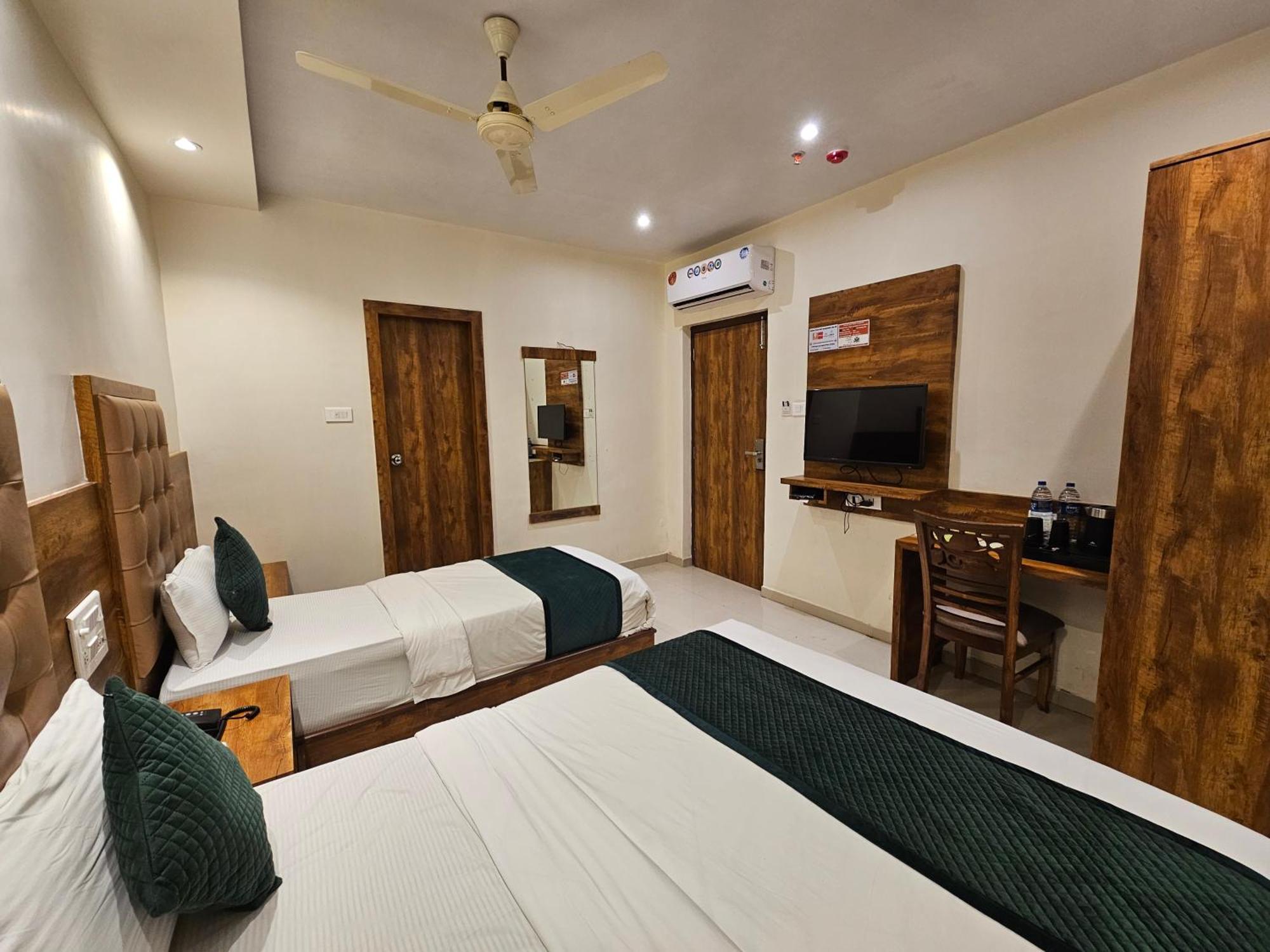 Hotel Bkc Garden - Near Us Embassy Bkc Мумбай Екстериор снимка