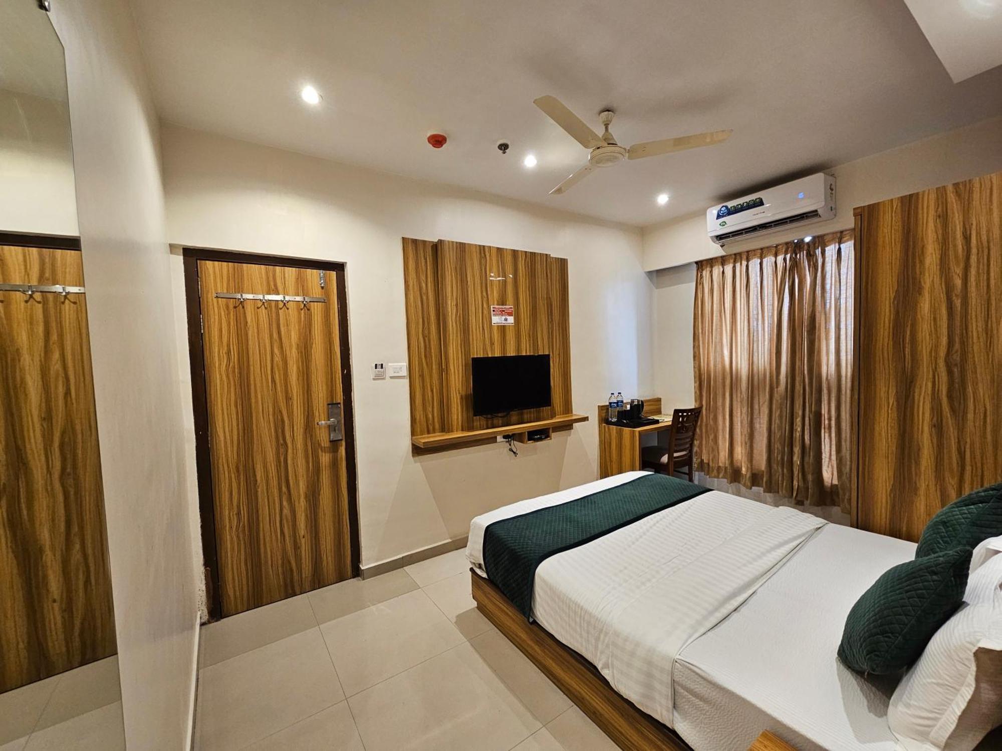 Hotel Bkc Garden - Near Us Embassy Bkc Мумбай Екстериор снимка