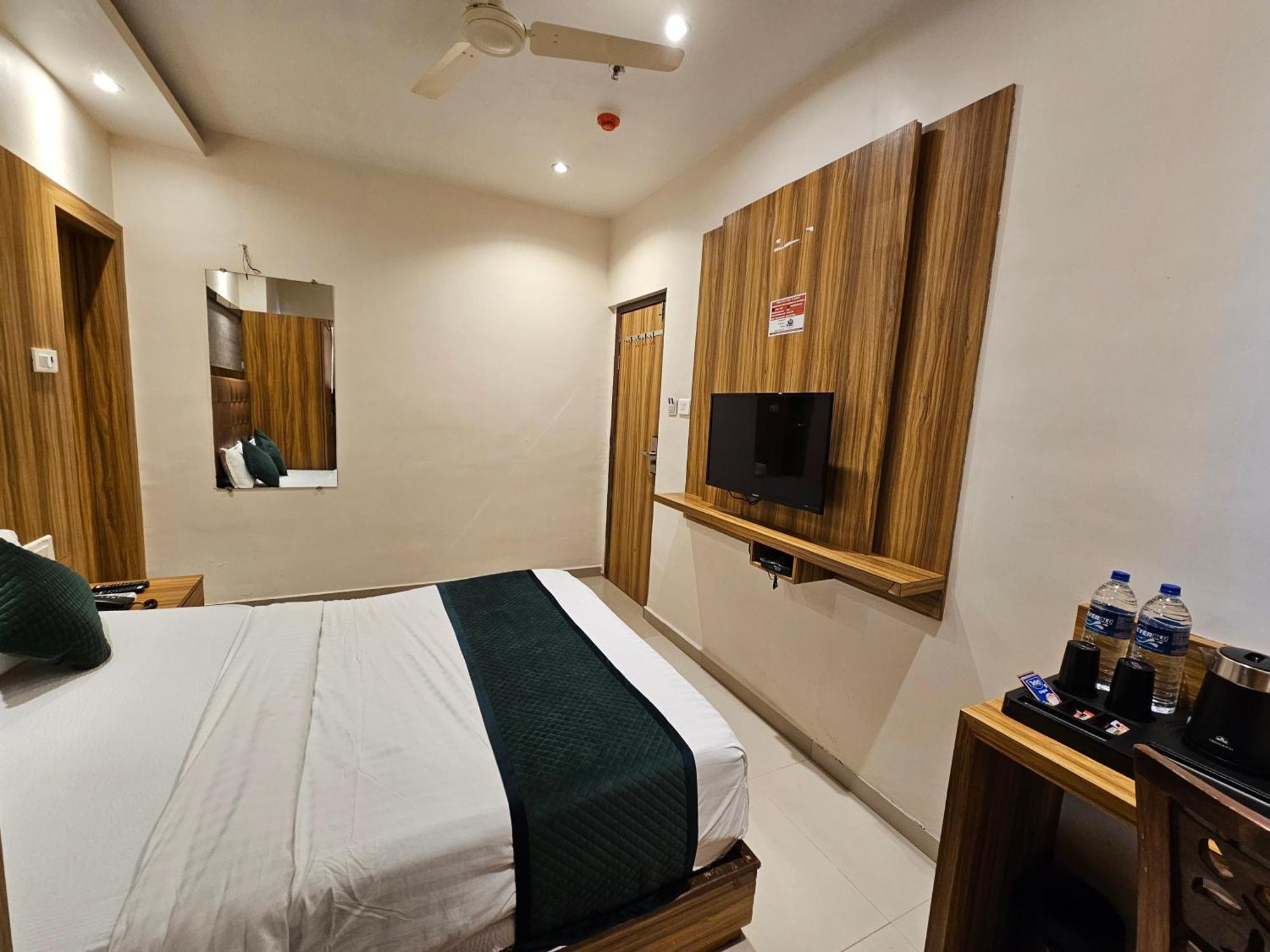 Hotel Bkc Garden - Near Us Embassy Bkc Мумбай Екстериор снимка