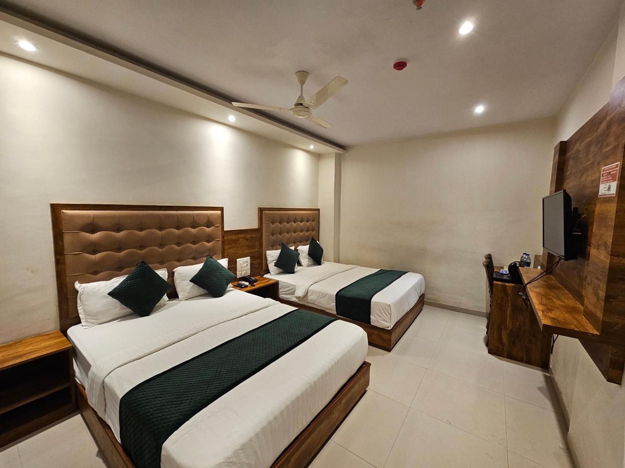 Hotel Bkc Garden - Near Us Embassy Bkc Мумбай Екстериор снимка