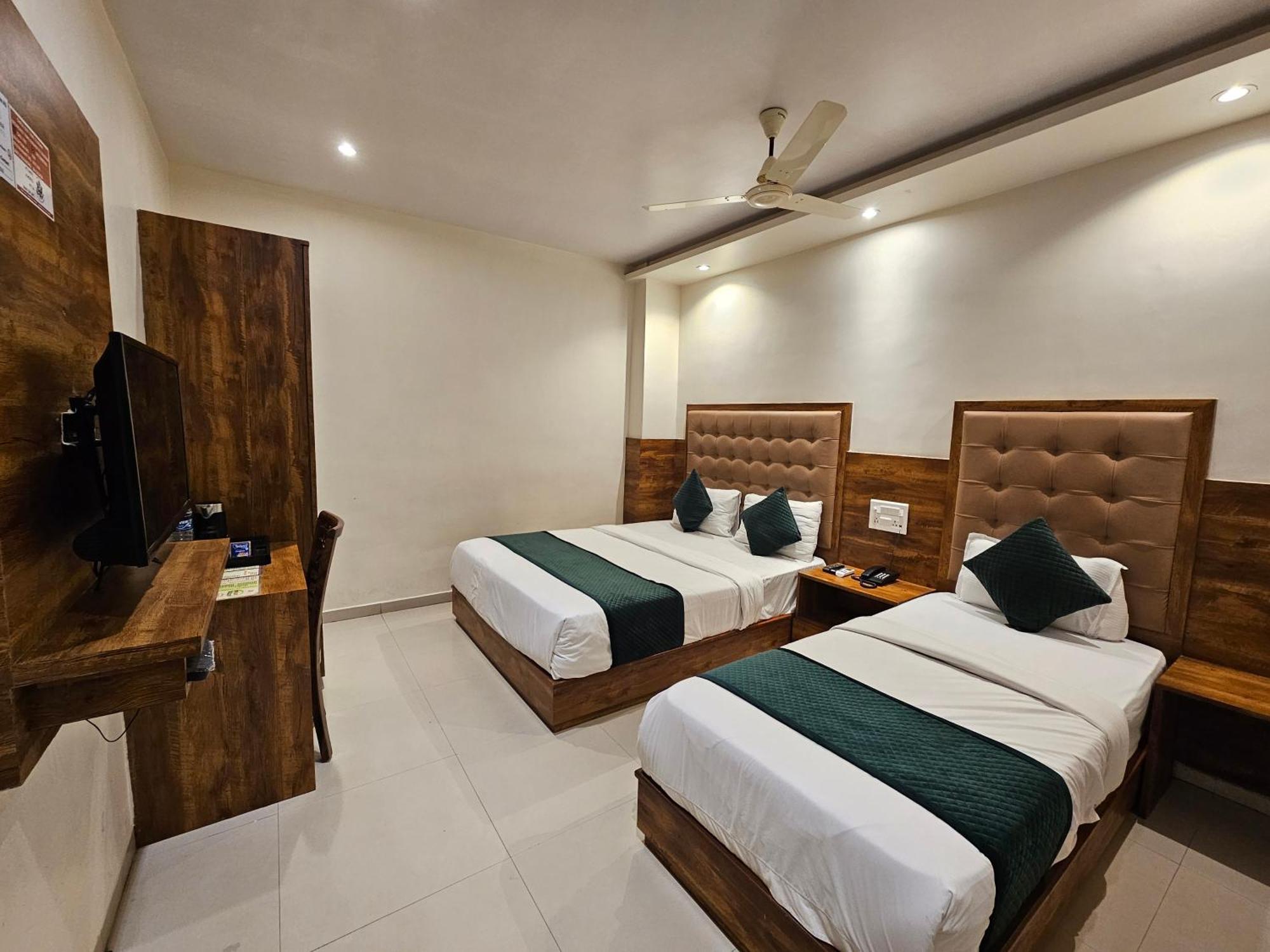 Hotel Bkc Garden - Near Us Embassy Bkc Мумбай Екстериор снимка