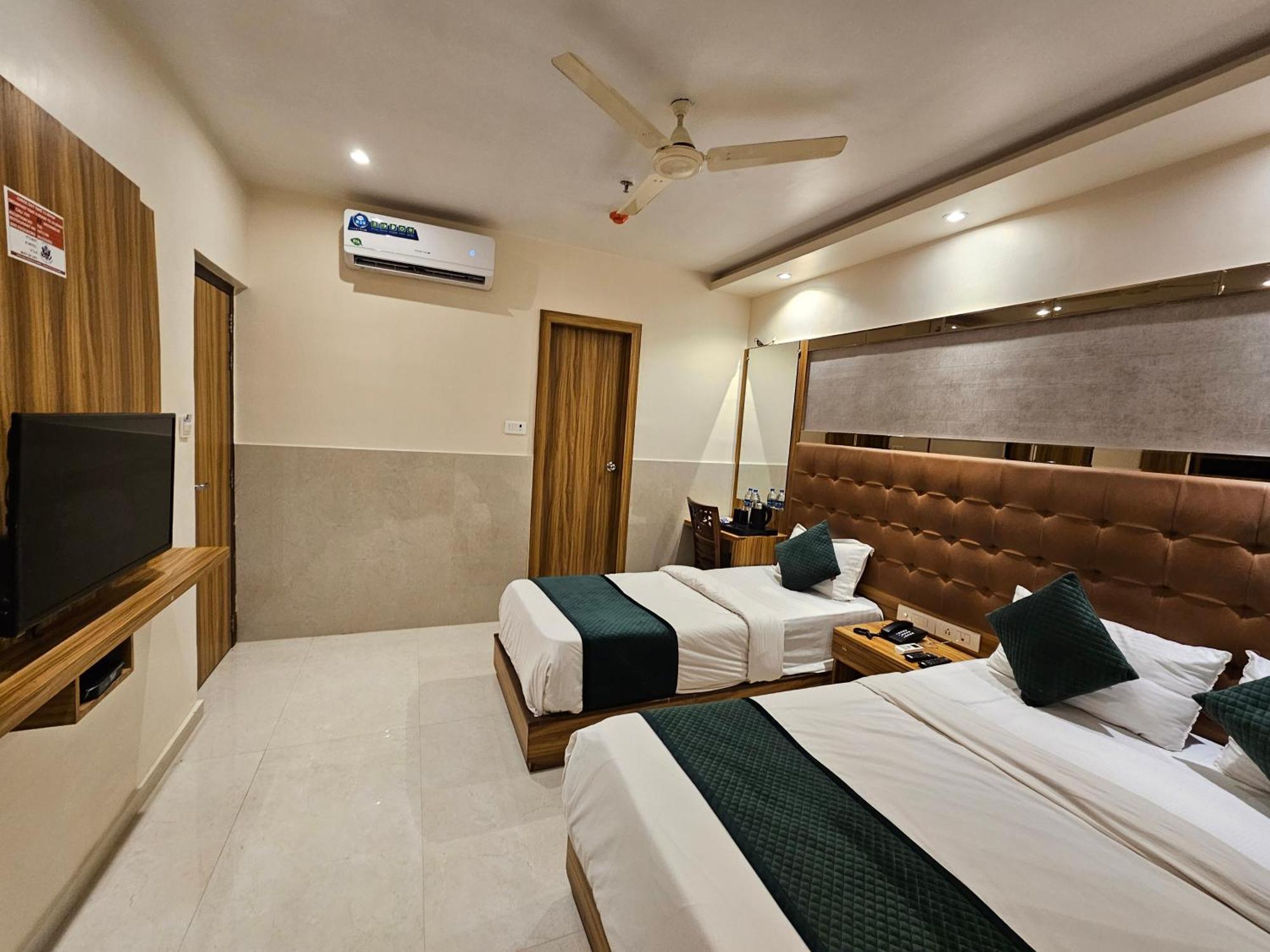 Hotel Bkc Garden - Near Us Embassy Bkc Мумбай Екстериор снимка